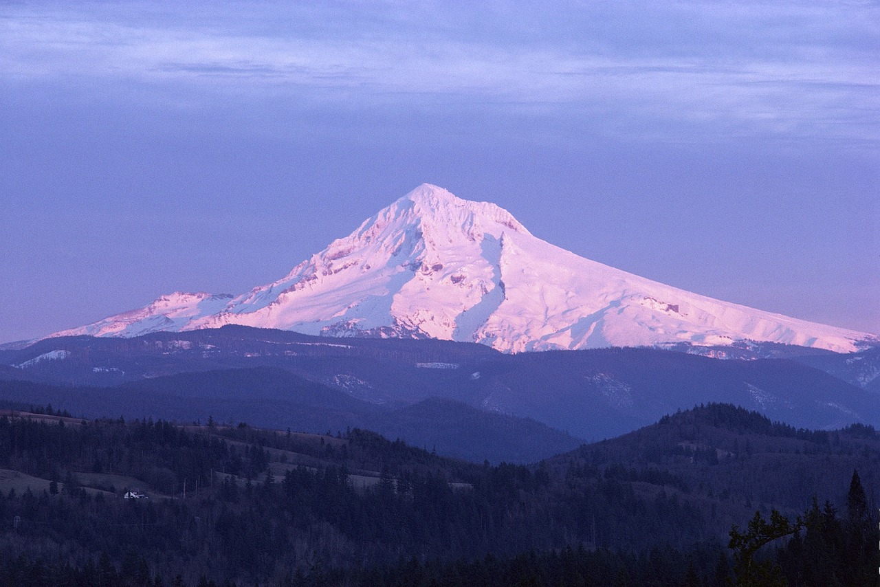 hiking trails of mt st helens vs mt hood